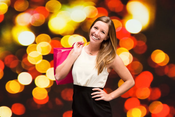 微笑的女人拿着购物袋图片下载