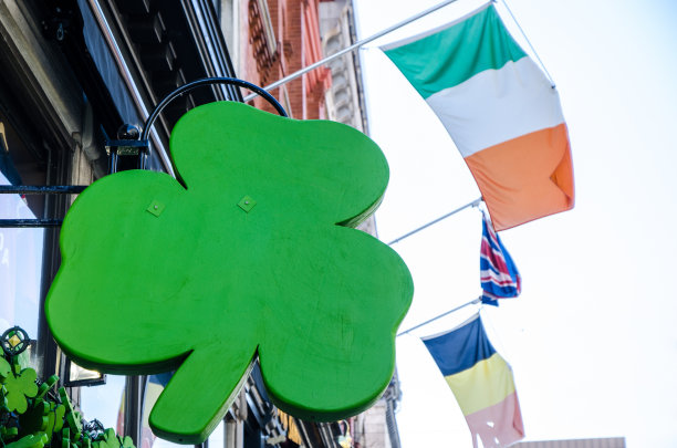 绿三叶草装饰和爱尔兰国旗圣帕特里克节图片下载