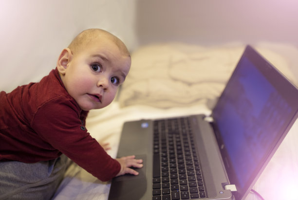 小男孩在玩电脑图片下载