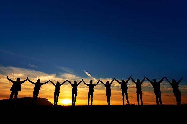 日落时的友谊和团结图片下载