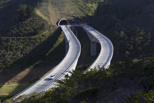 旧金山和半月湾之间著名的一号公路隧道图片下载