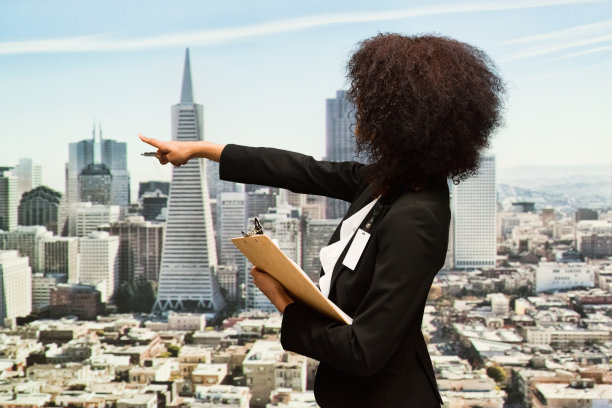 女商人指着大楼图片下载