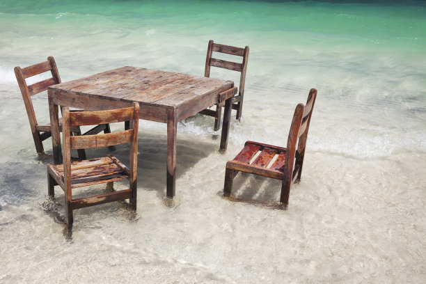巴西杰里科阿拉海滩的空椅子和桌子图片下载