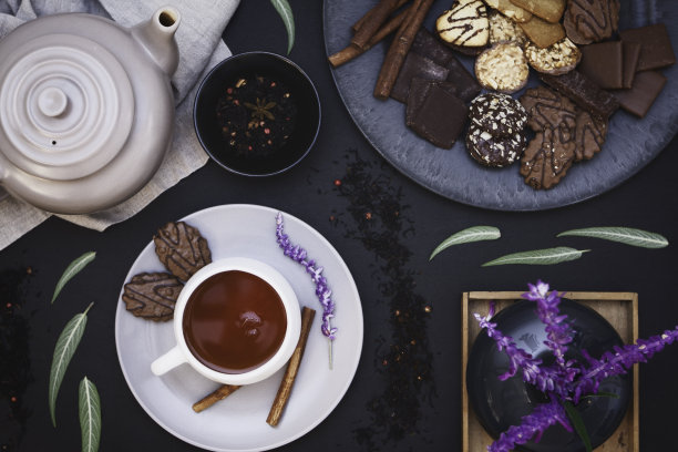 粉辣椒红茶，饼干，香料在黑色的背景形成上面图片下载