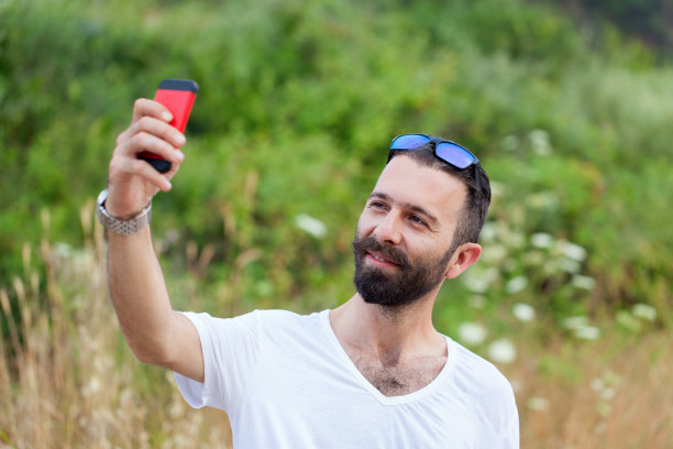 微笑的男人在自拍图片下载