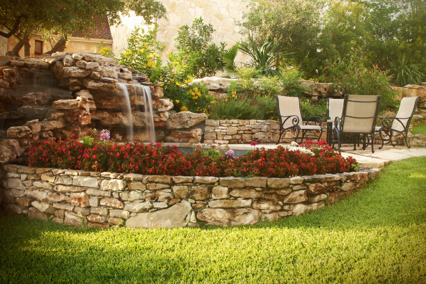 宜人的天井与瀑布素材图片