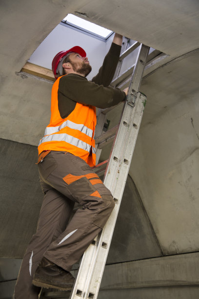 爬到屋顶上去素材图片