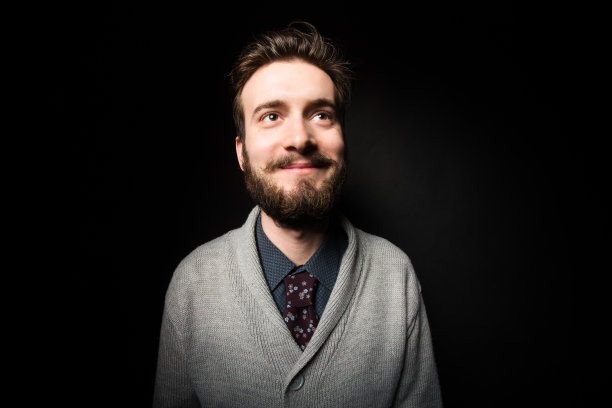 微笑的年轻男性图片下载