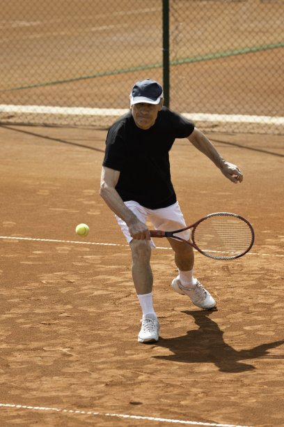 活跃的老年人打网球图片下载