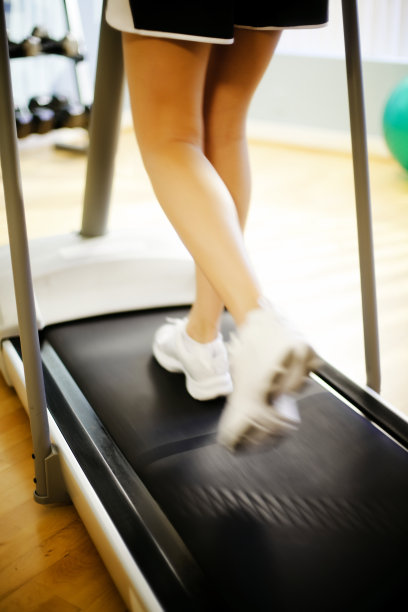 在跑步机上跑步的女人图片下载