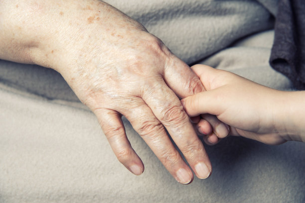 年长妇女之手与儿童之手图片下载