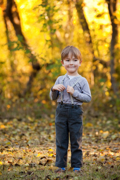 小男孩在户外微笑，秋天的颜色图片下载