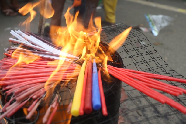 点燃祈祷蜡烛图片下载