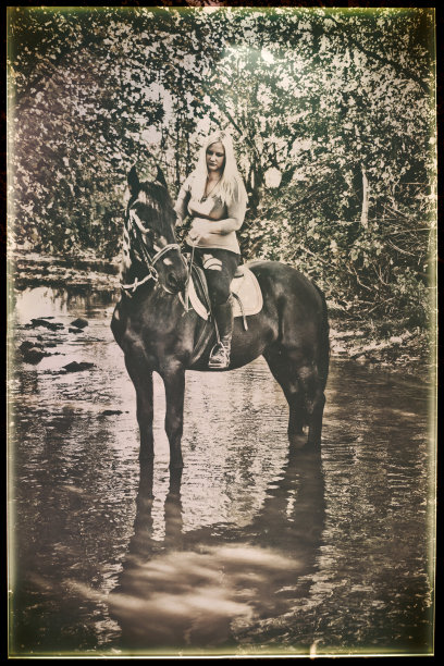 一张年轻女子骑马过河的复古照片图片下载