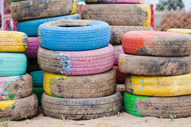 五彩缤纷的彩色轮胎图片下载