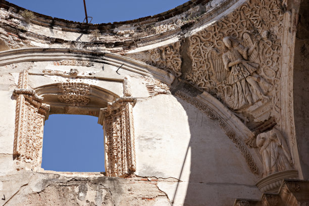 位于危地马拉安提瓜的教堂废墟中的圆顶元素图片下载
