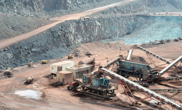 采石场用碎石机。表面我的。图片下载