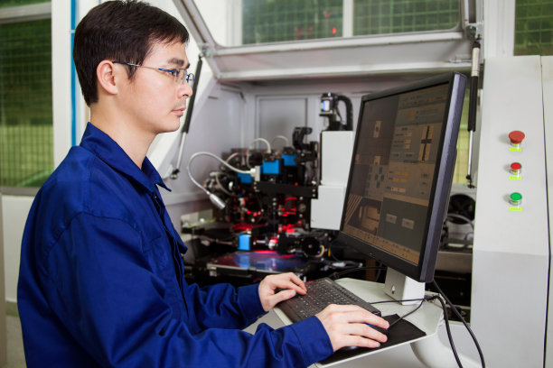 为机器编写代码的工程师图片下载