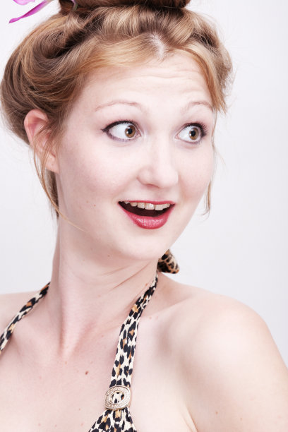 惊讶的年轻女子，在摄影棚拍摄图片下载