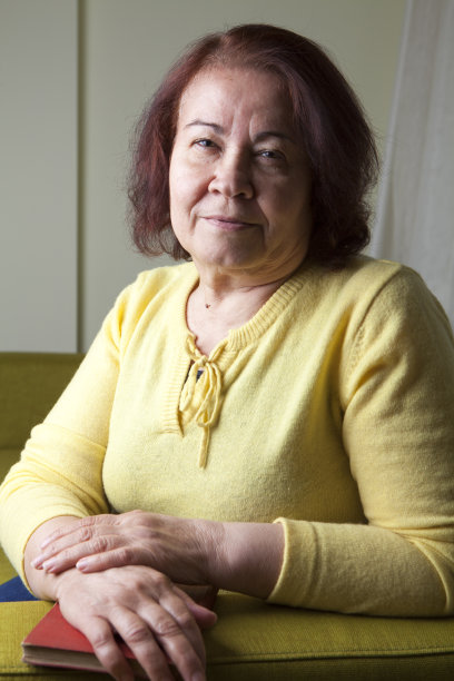 老人的手在旧书上图片下载