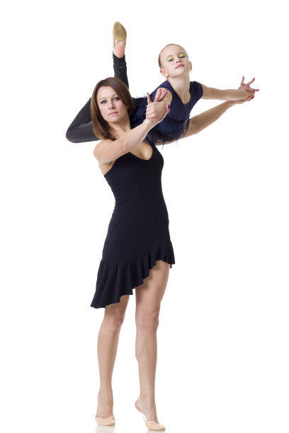 母亲和女儿在白色上锻炼图片下载