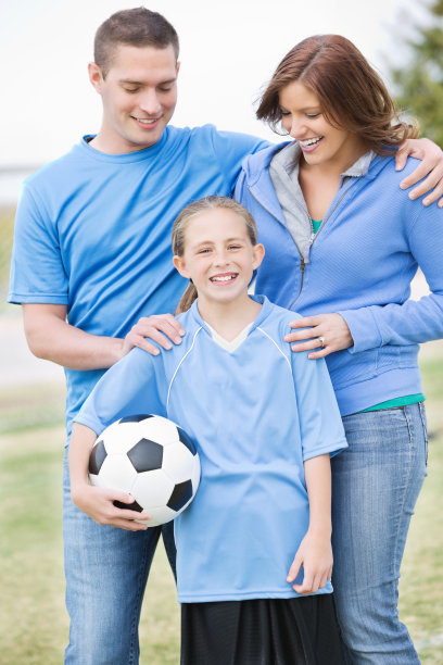 自豪的父母和踢足球的女儿图片下载