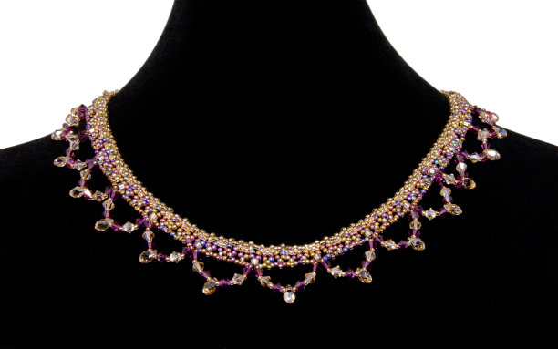 黑色天鹅绒上的彩色项链图片下载