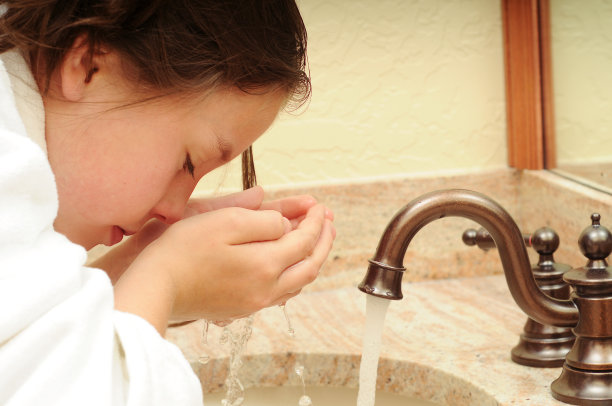 洗她的脸图片下载