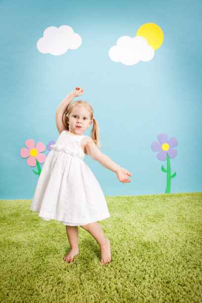 金发小女孩在异想天开的户外世界跳舞图片下载