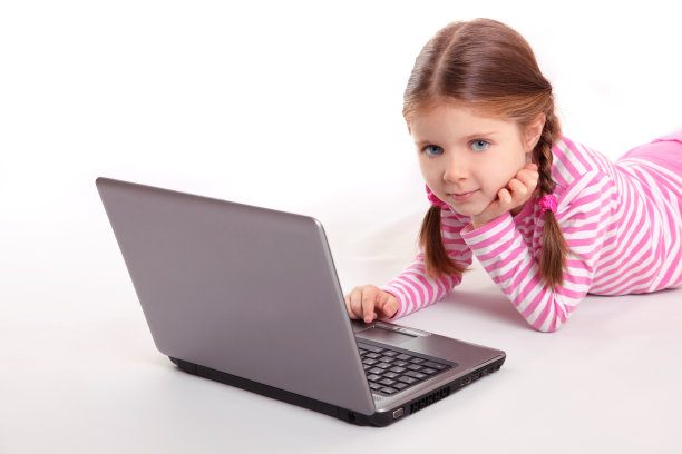 笔记本电脑的女孩图片下载