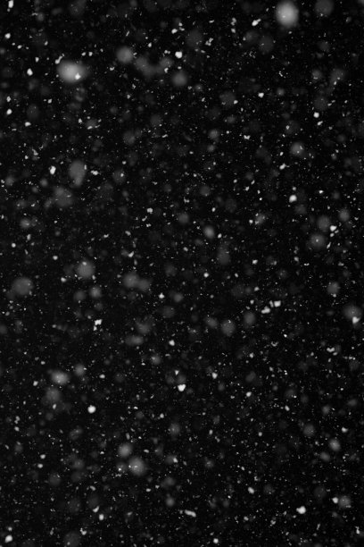 黑色背景上的雪图片下载