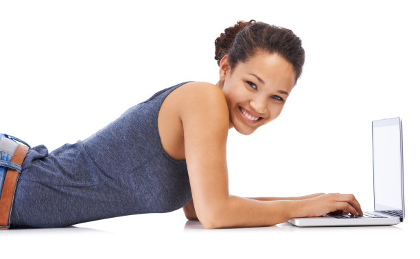 她爱她的笔记本电脑图片下载