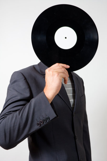 西装男和乙烯基。图片下载