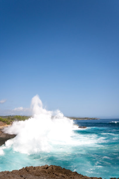 海浪在美丽的海岸线上爆炸图片下载