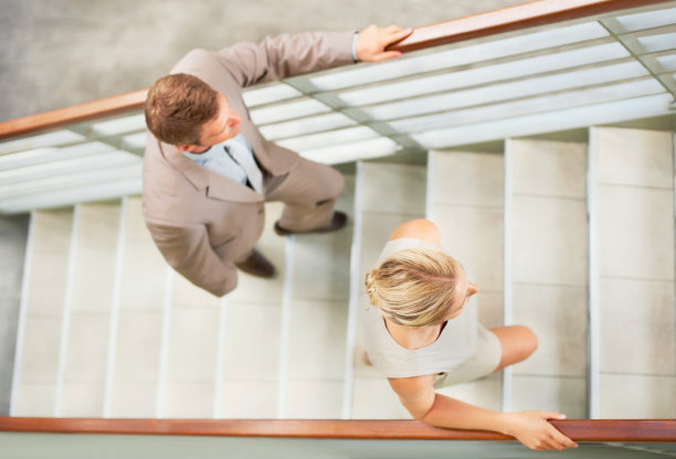 商业人士爬台阶图片下载