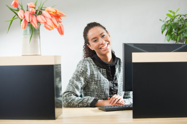 可接近的柜员在零售银行柜台窗口Hz图片下载