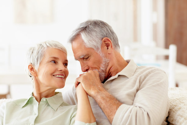 老夫妇在家里的恩爱时刻图片下载