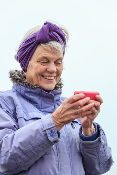 拥有智能手机的女老年人图片下载