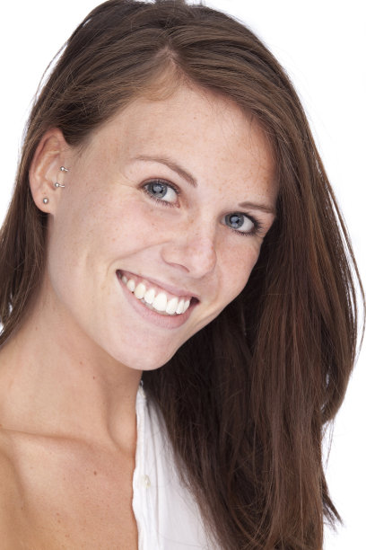 带着完美笑容的年轻女人图片下载
