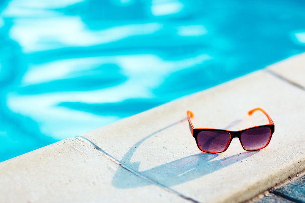 游泳池边的橙色太阳镜图片下载