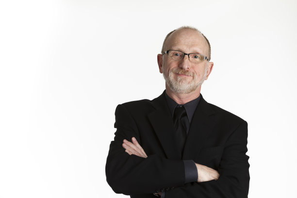 穿着黑色西装双臂交叉的商人图片下载