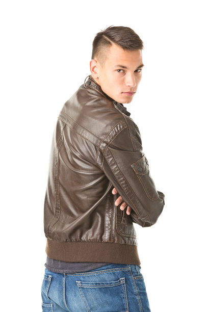 穿着皮夹克的年轻英俊男子图片下载