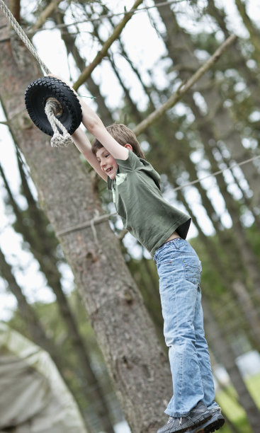 男孩被绳子吊着图片下载
