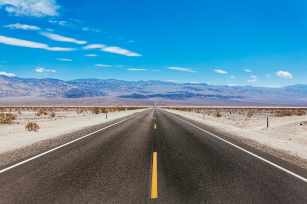 穿越死亡谷的空路，加利福尼亚图片下载