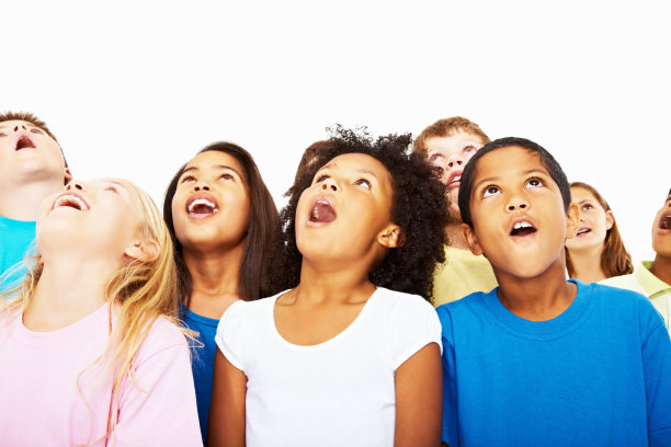 惊讶的多种族孩子在白色背景下抬头看图片下载