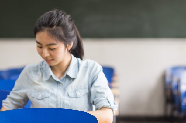教室里的女学生图片下载