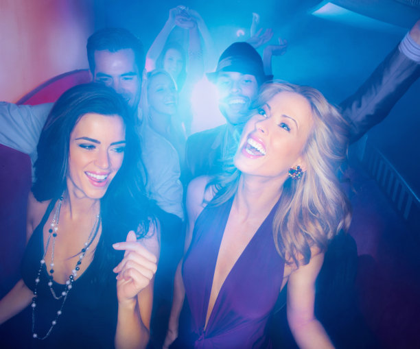 年轻男女在夜总会里享受图片下载