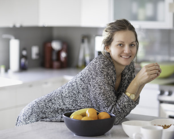 《厨房里的年轻女人图片下载