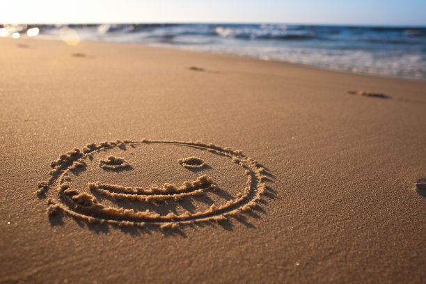 画在沙子上的笑脸图片下载