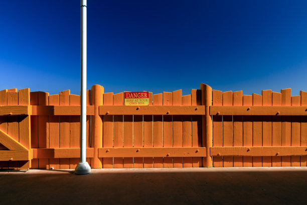 围栏上的冲浪警告标志图片下载